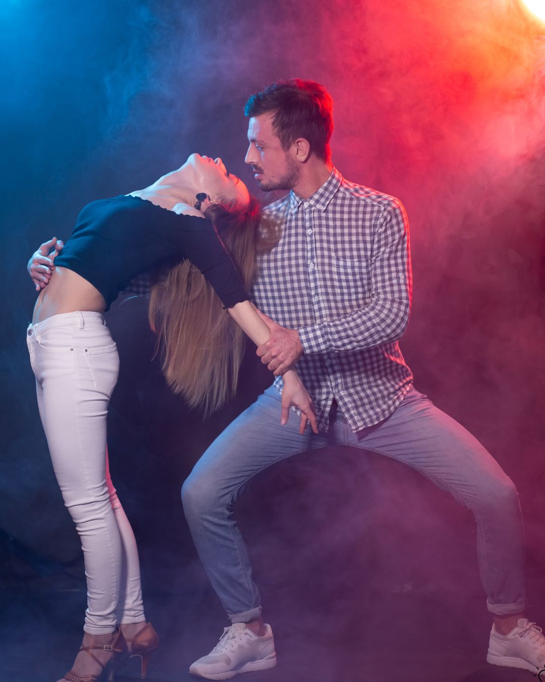 Bailarines de bachata en clase